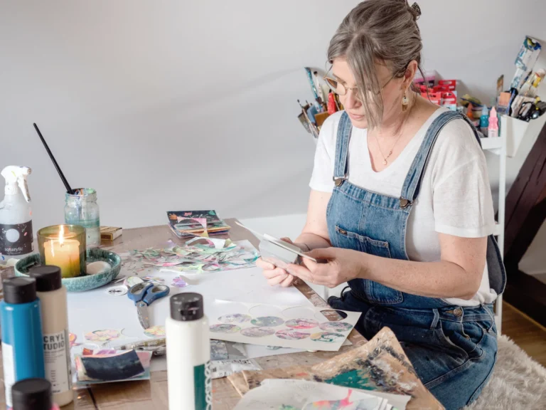 Stephanie Mund collagiert in ihrem Atelier