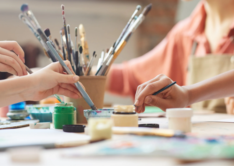 Mit Farben und Pinsel kannst du deiner Kreativität in den Workshops von Stephanie Mund freien Lauf lassen