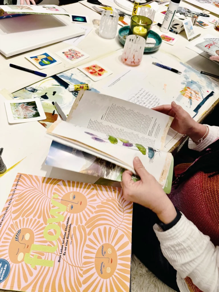 Im kreativen Workshop wird collagiert, gezeichnet, gemalt und der Kreativität und dem Leben Ausdruck verliehen