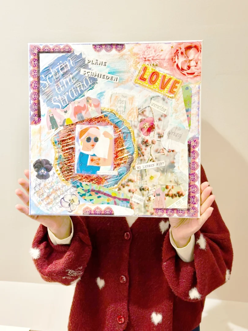 Eine Farbenfrohe Collage, die im kreativen Workshop entstanden ist. Neben Blumenmotiven und einer sommerlich gekleideten Frau tauchen die folgenden Worte und Phrasen auf: Love, unersetzbar, große Wirkung, loslassen, Wo lernen wir, neues Leben für wertvolle Reste, Pläne schmieden, Schön am Strand, ein Hoch auf mich